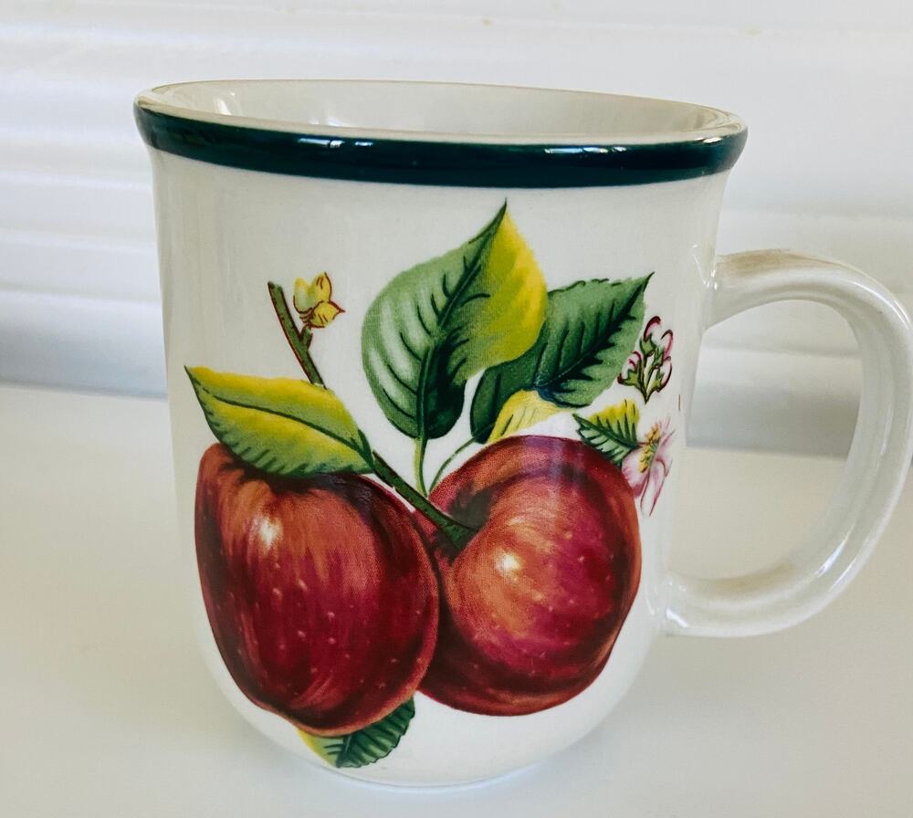VINTAGE Casuals by China Pearl Apple Red Green & White Coffee Tea Cocoa 10oz Mug